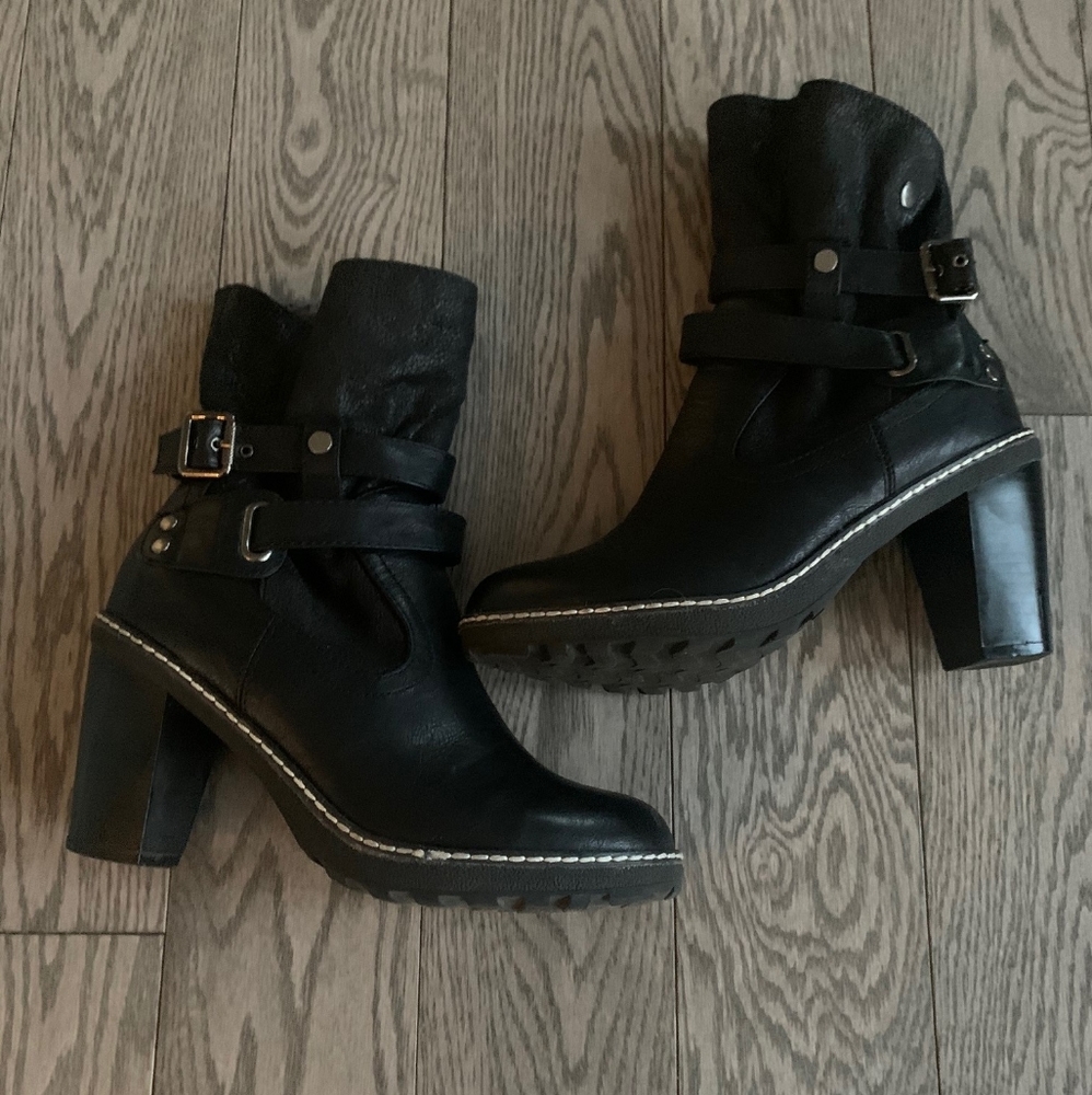 Beautfiul Heeled Leather Boots💟